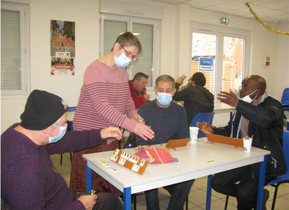 Une partie passionnée de Rummikub, une bonne idée pour rompre la solitude et oublier les vicissitudes d’une vie difficile.