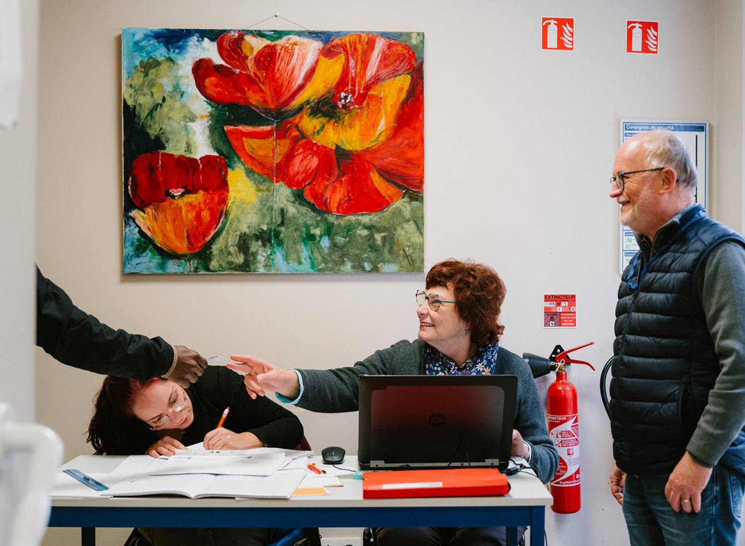 Solène, Véronique et Jacques assurent un accueil "en amis" à l'espace rencontre chaque mardi.